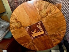 Antiker Runder Holztisch - massiv  - mit Intarsien, Hirschfamilie