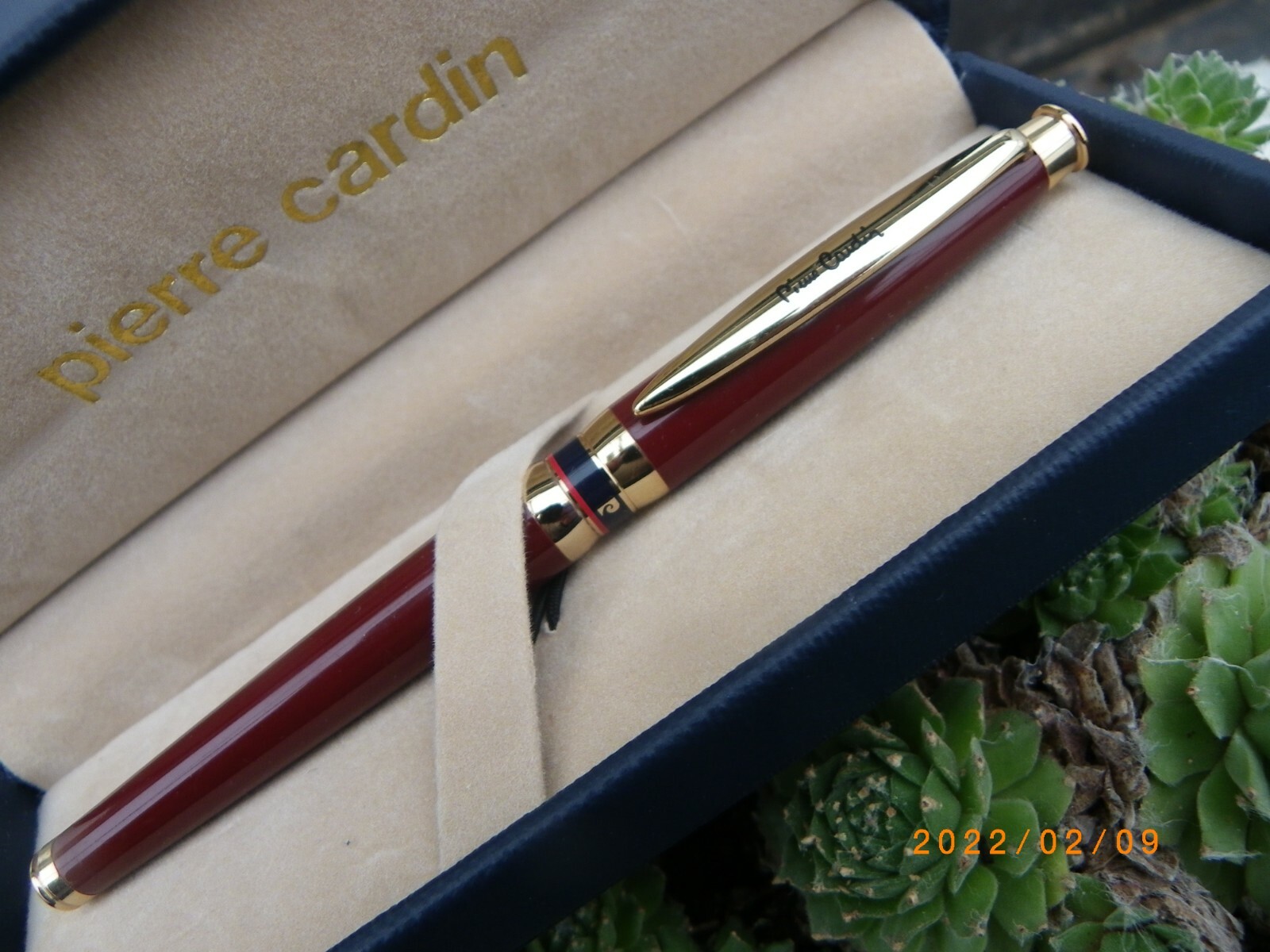 Stylo roller Pierre Cardin burgundy attributs plaqué or, modèle grand format neuf de stock