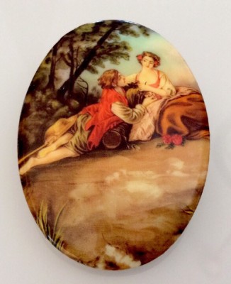 ALTER BÖHMISCHER PORZELLAN CABOCHON MIT ROKOKO MOTIV FRAGONARD 58 X 42 MM (39/4)