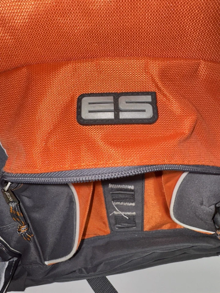 Mochila Eastsport Exterior Naranja Múltiples Bolsillos Cremallera Senderismo Computadora Foto 2 de 4