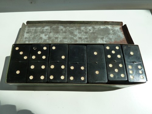 VINTAGE WILLS'S WOODBINE BLACK BAKELITE DOMINOES IN ORIGINAL METAL TIN - 1930s - Picture 2 of 4