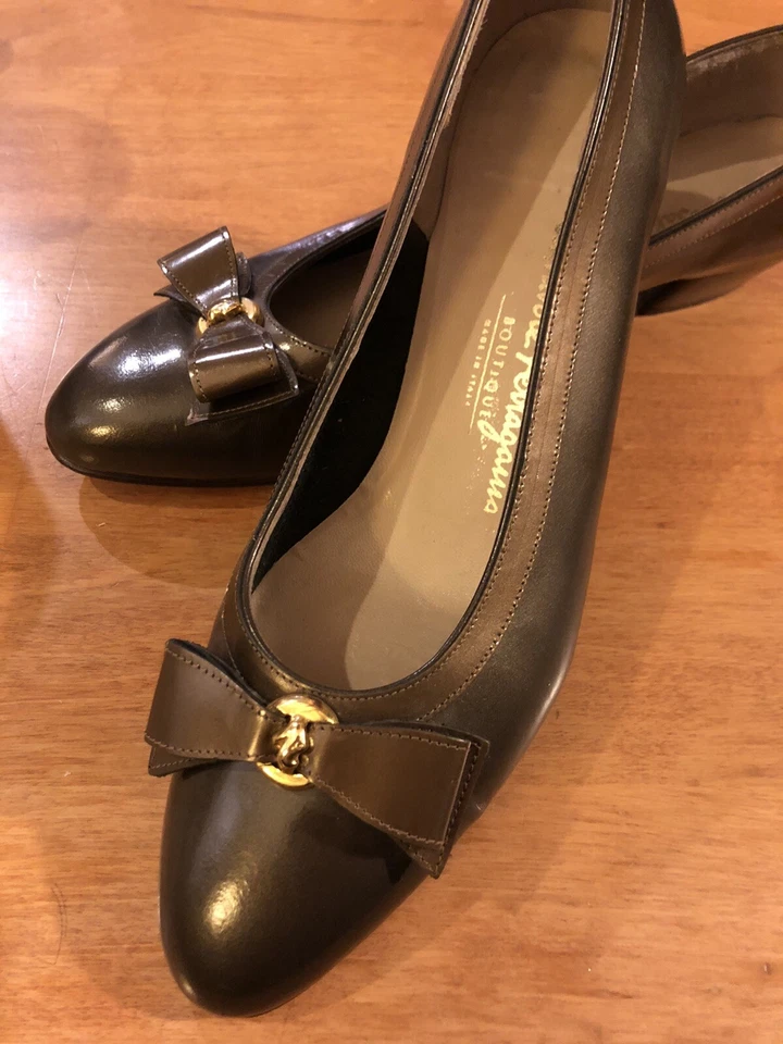 Ferragamo VARA Pumps SZ 9 Brown Leather Bows Gold  1” Heel Power Dressing Shoes - Image 2 of 4