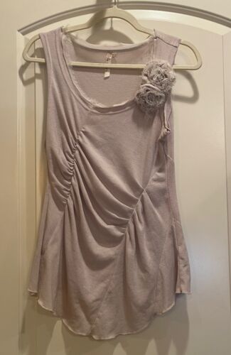 Andree Women's Beige Boutique style Sleeveless w/2 decorative roses SZ M - Picture 1 of 5