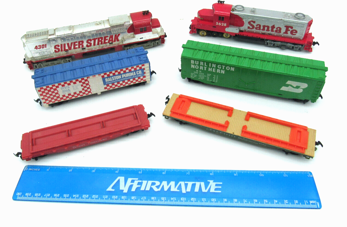 Tyco 4301 Silver Streak HO Gauge Diesel Train Cars Set Untested