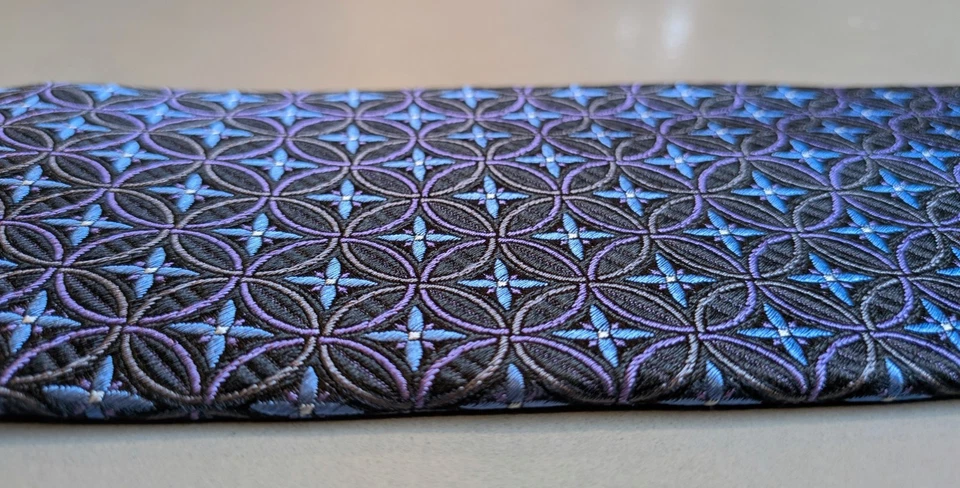 Gravata de seda IKE by IKE BEHAR flores azuis em círculos cinza e roxo 3,5 x 58,5" - Imagem 2 de 4