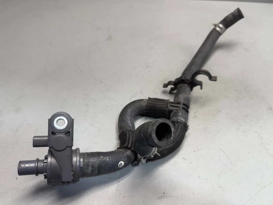 Tubo de tubo de manguera de paso de refrigerante de motor con válvula 2021 Toyota Avalon OEM 2,5 L OEM Foto 2 de 4