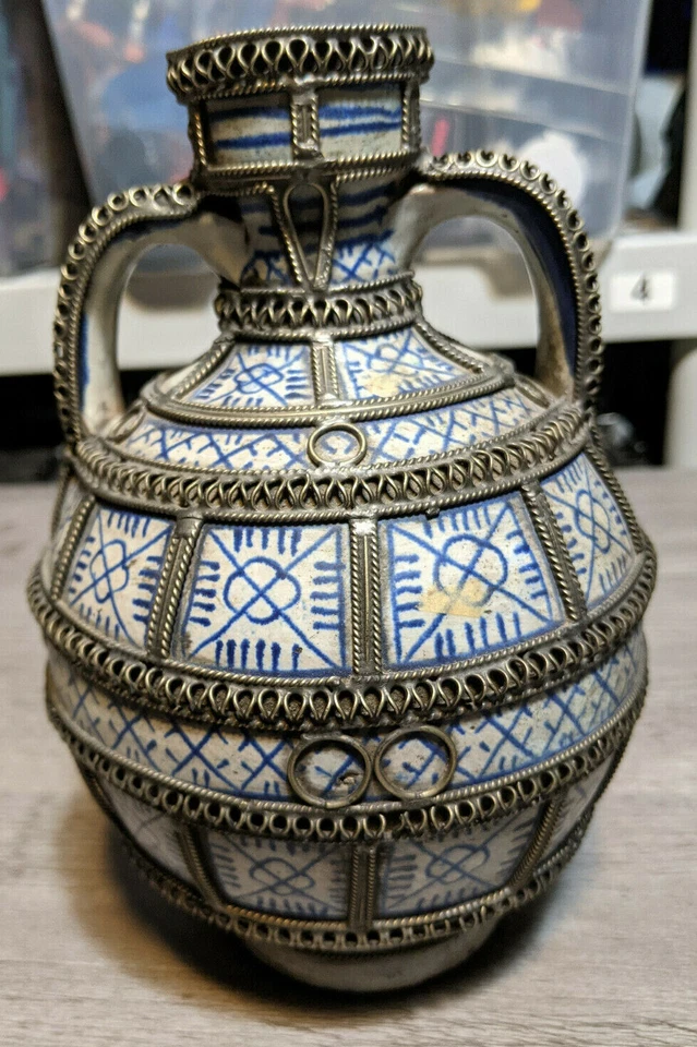 Antiguo jarrón urna de cerámica morisco marroquí de 7,5" azul blanco con filigrana plateada Foto 3 de 4