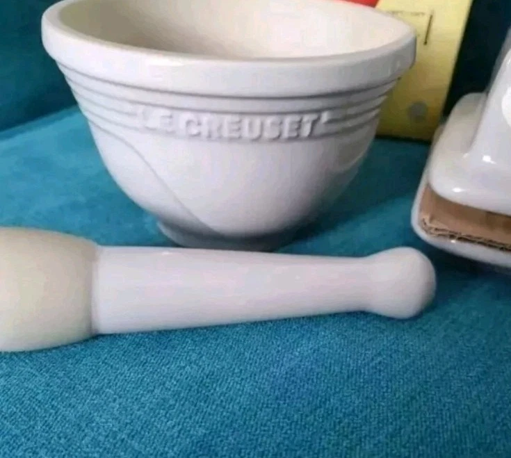 Le Creuset Stoneware Pestle and Mortar -0.3L Light Grey ( New)