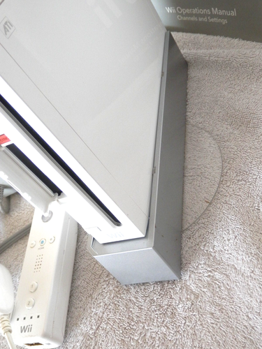 Weiße Wii Konsole mit Netzkabel, Sensorleiste, Controller, Ständer und mehr - Bild 5 von 7