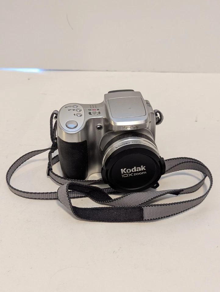 Kodak EasyShare Z650 Digital Camera 6.1 MP 10x Optical Zoom w/ SD Card & Cable - Image 2 of 4