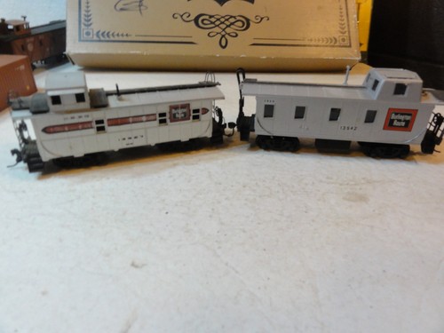 HO (2) CABOSES CB&Q, 13542 REPINTADO BACHMANN Y 13927 ATHEARN | Zustand: Used