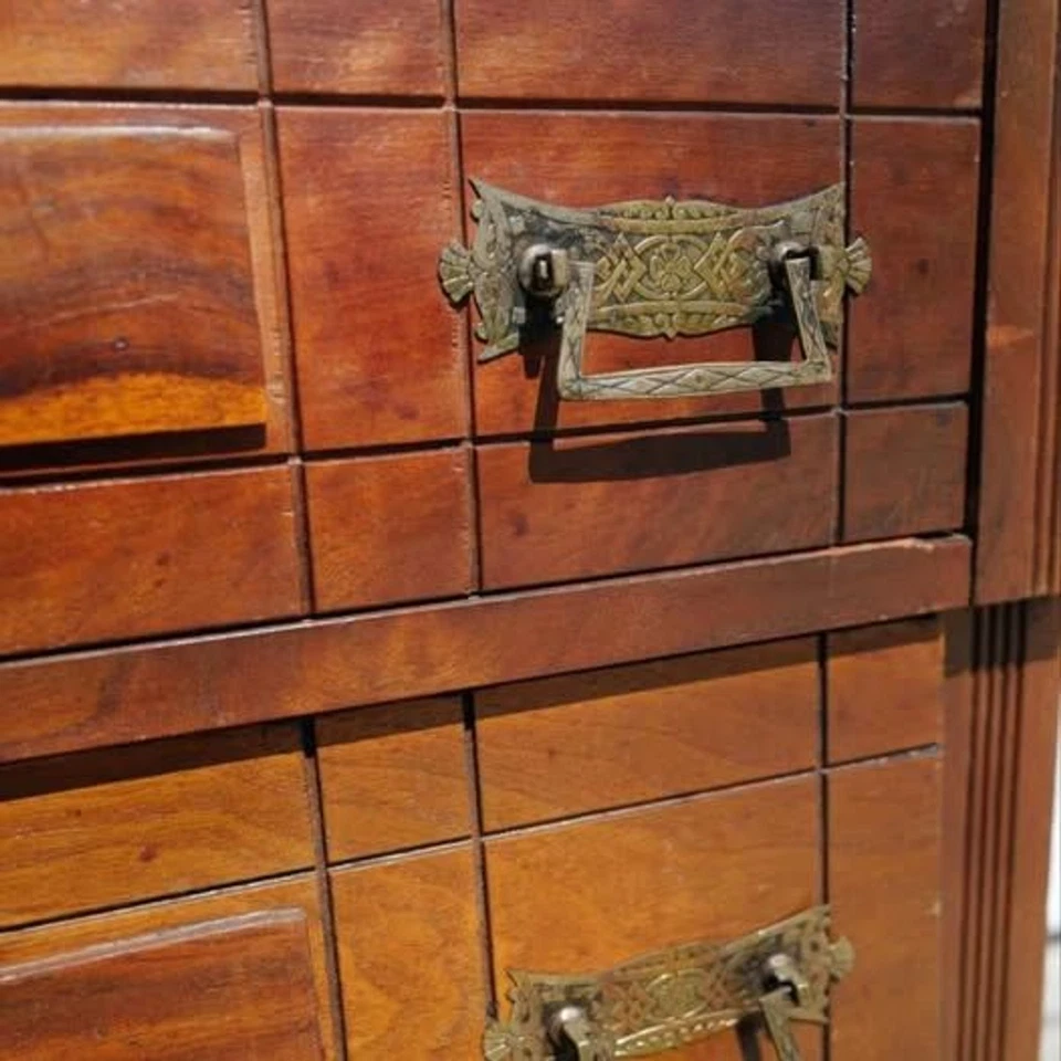 Cómoda antigua de madera con tapa de mármol Foto 4 de 4