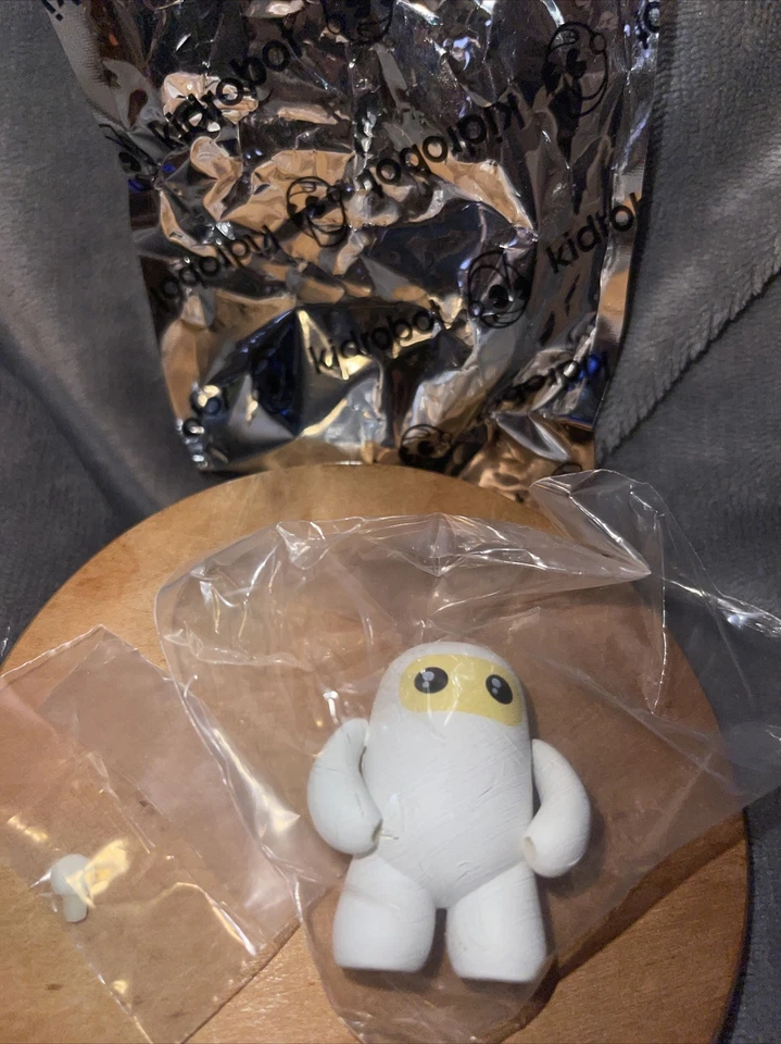 Ninjatown Wee Vinyl Sealed White Ninja Shawnimals Kidrobot Series 1 from 2010 - Image 2 of 2