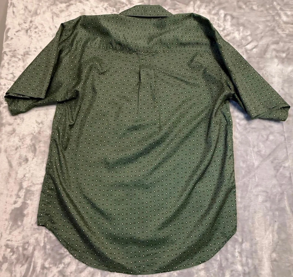 Robert Louis Men's Short Sleeve Size Large 100% Silk in Green  - Image 2 of 4