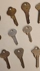 LOT OF 34 VINTAGE KEYS - NATIONAL KEY - COLE NATIONAL - USA BRASS INCL. 7 PAIRS — photo 3