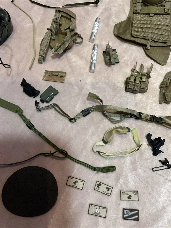 Vintage GI Joe 1996-2001 Figures Vests Guns Hats Boots Bullets Bag Gas Mask - Image 4 of 4