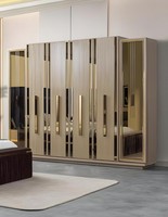 GroßZüGiger Kleiderschrank Mit Spiegel Und Goldenen Akzenten Im Design