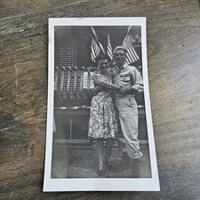 VINTAGE 1940'S PHOTO OF MAN IN UNIFORM  WOMAN IN EMBRACE VICTORY DAY WW2 V-E