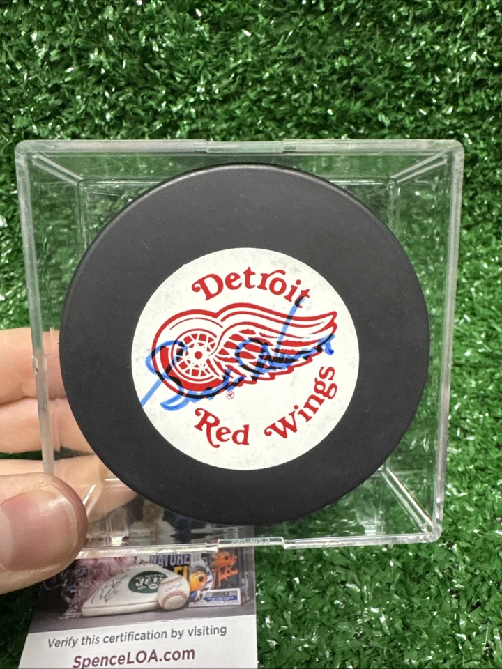 Detroit Red Wings Gordie Howe Signed Puck JSA COA W/ Display Case HOF #9 D - Image 2 of 4