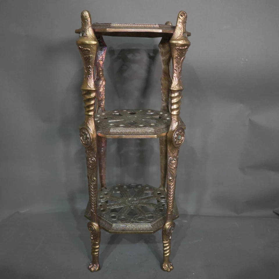 Antiguo soporte de mesa de pedestal de latón estilo francés ornamentado pesado 3 niveles Foto 3 de 4