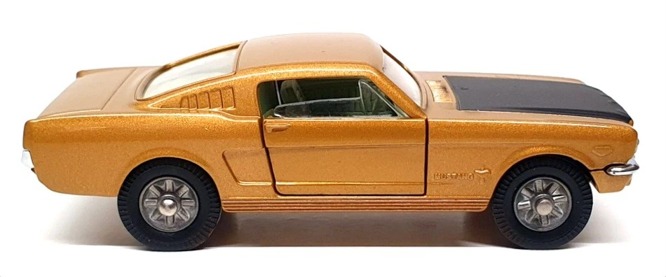 Corgi Re-issue Appx 1/43 Scale RT32001 320 - Ford Mustang Fastback 2+2 - Gold - Image 4 of 4