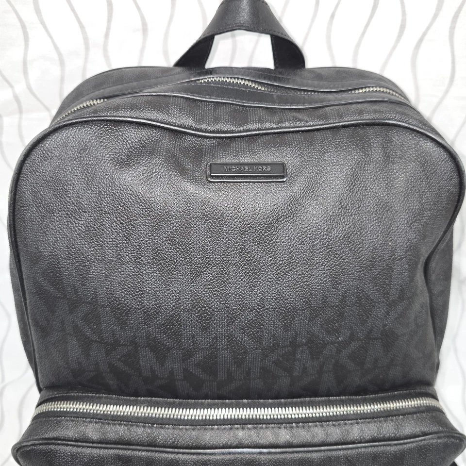 Mochila grande Michael Kors de cuero negro con bolsillos logotipo MK Foto 3 de 4