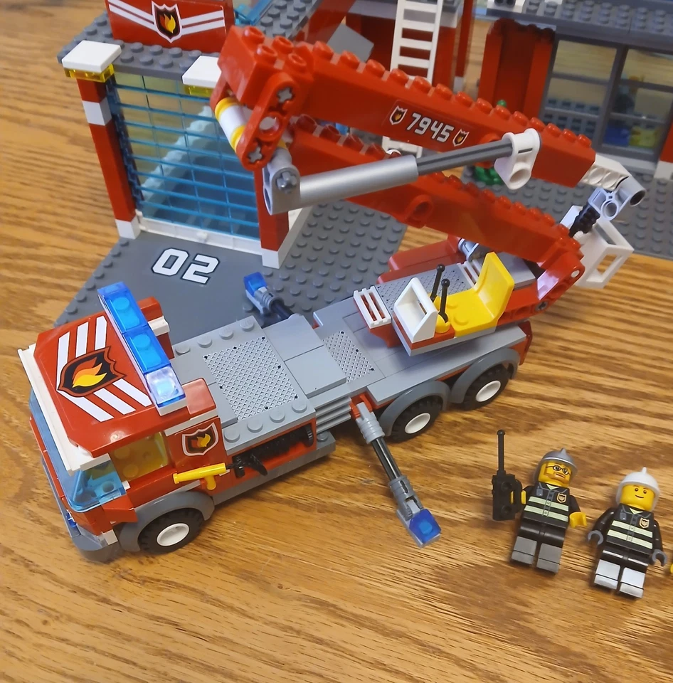 Lego City 7945 Estación de Bomberos 100% Completa con Minifiguras e Instrucciones Ciudad Foto 3 de 4