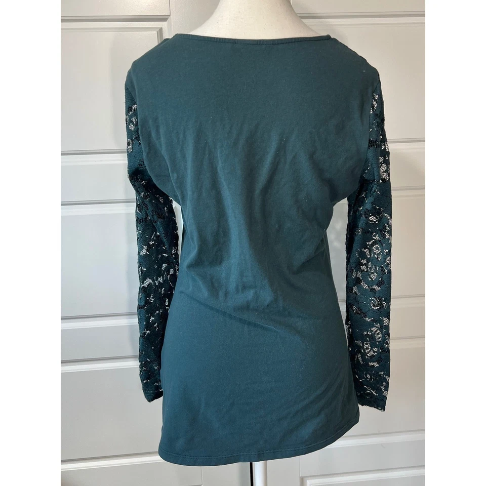 Top manga larga de encaje verde H&M para mujer talla L cuello en V Foto 3 de 4