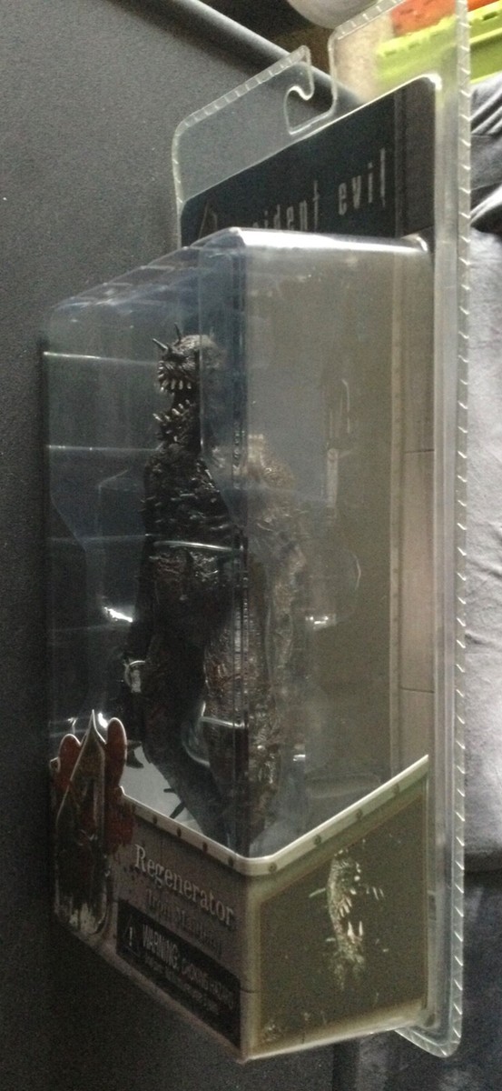 NECA 7 inch Resident Evil 4 Regenorator (Iron Maiden) action