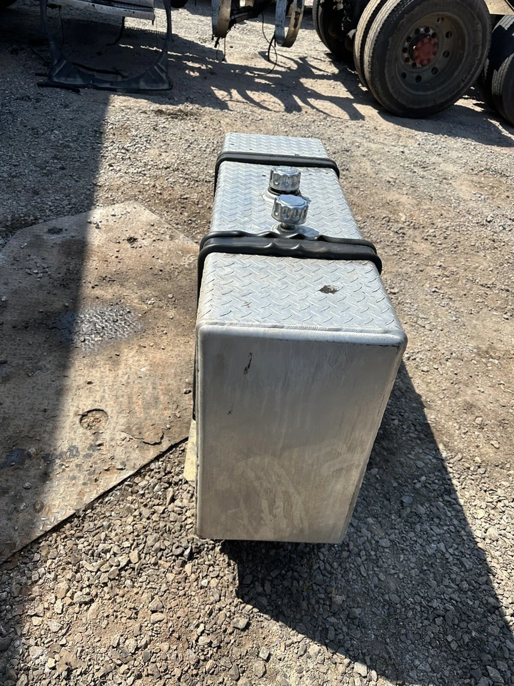 Replaces A4000 UNIVERSAL ALL 0 HYDRAULIC TANK 2447831 - Image 3 of 4