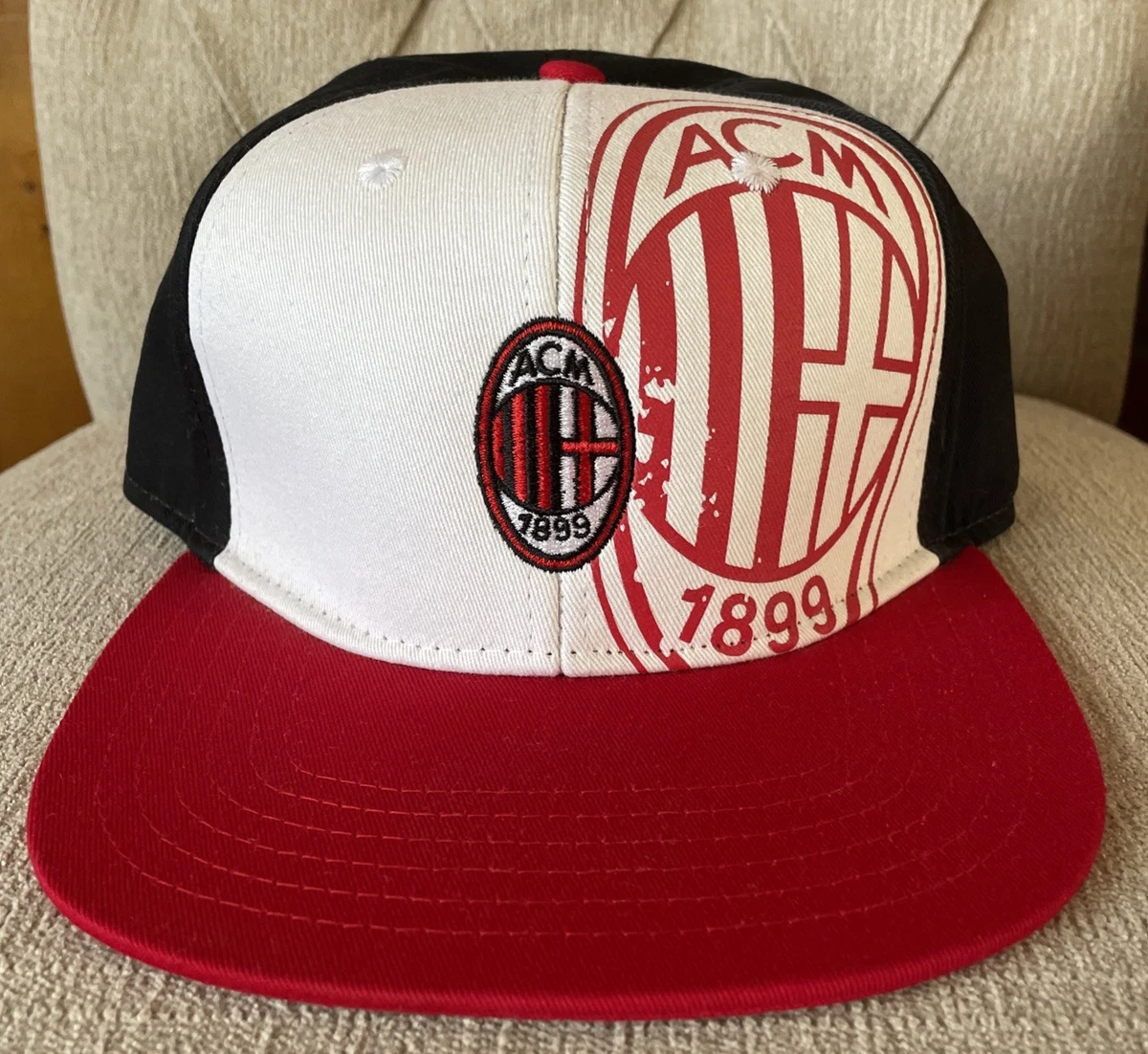 A.C. Milan Cappello Da Pescatore Bucket Hat New Era X Ac Milan Con Logo Official Product, Black, Taglia unica-XXS A.C. Milan Cappello Da Pescatore Bucket Hat New Era X Ac Milan Con Logo Official Product, Black, Taglia unica-XXS