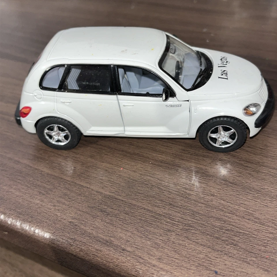 Chrysler PT Cruiser Kinsmart 1/34 blanco #168 usado Foto 3 de 4