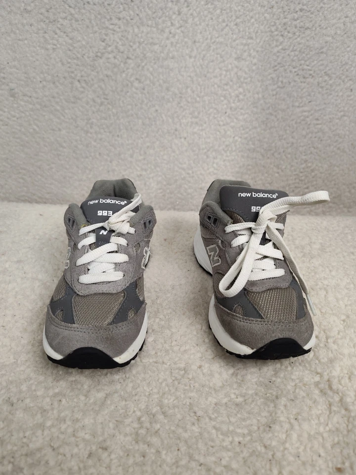 Zapatilla deportiva New Balance 993 para niños 12,5 gris gamuza con cordones zapatos cómodos de ajuste deportivo Foto 2 de 4