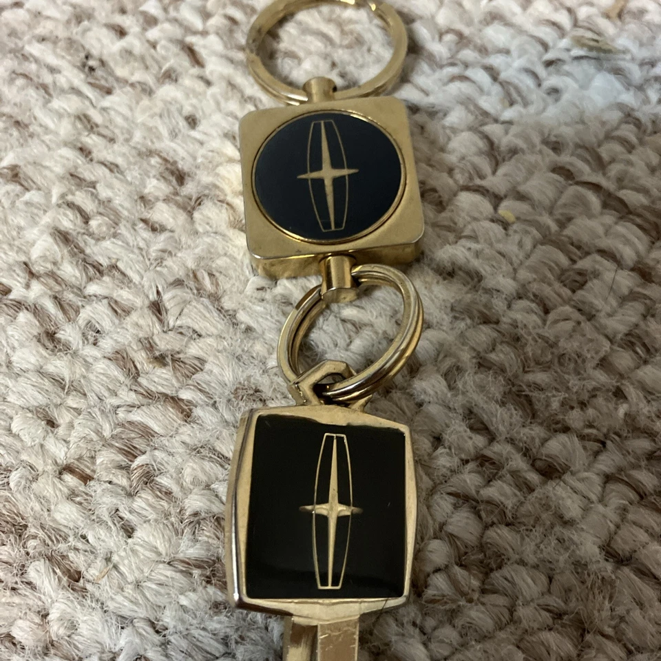 Lincoln Continental Mark III, IV, V, VI Uncut Key Diamond Collectors Town Car - Image 4 of 4