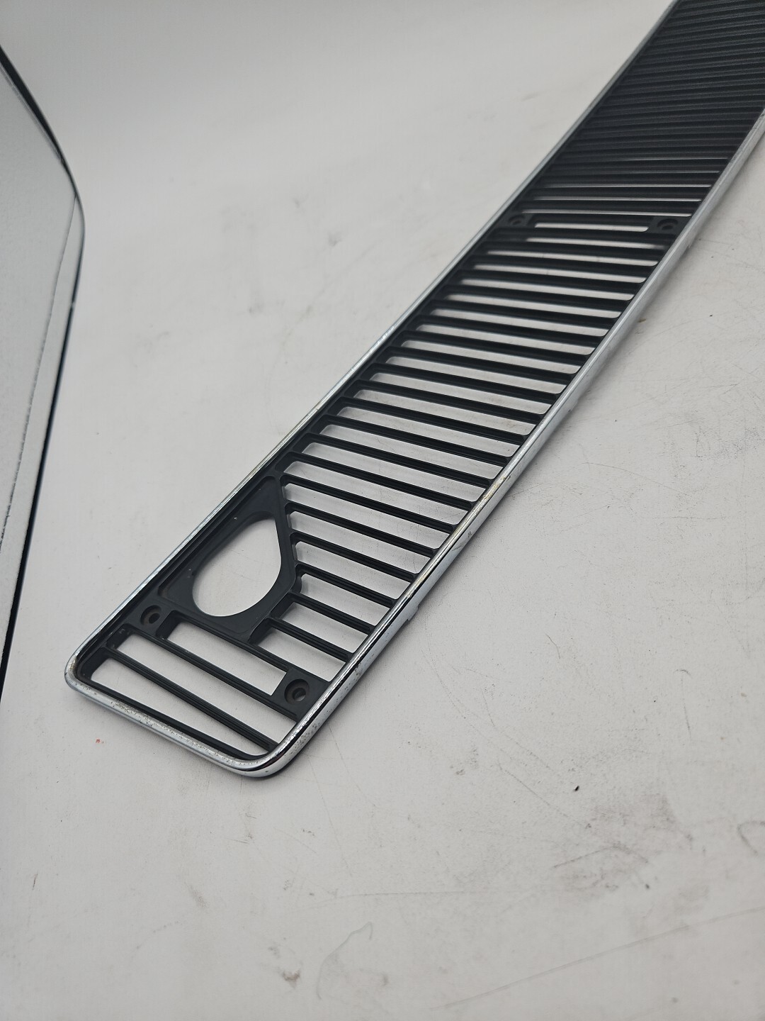BENTLEY ASSY AIR GRILLE RH RHD (RH12590)