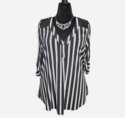 Torrid Size 1 Black And White Vertical Striped 3/4 Tab Sleeve Stretch Pre-owned 