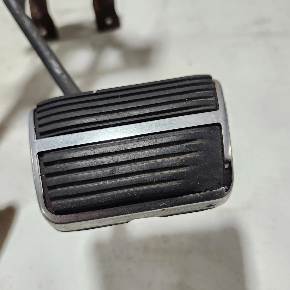 Conjunto de embrague y pedal de freno C3 Corvette manual de 4 velocidades usado oxidado fabricante de equipos originales 69-82 Foto 3 de 4