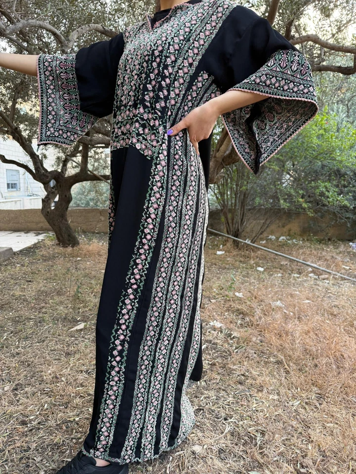 Vestido bordado 100 % tejido a mano Thobe - herencia palestina - Tatreez floral Foto 2 de 4