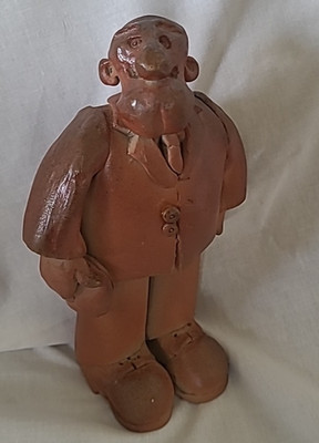 Skurrile handgefertigte Tonfigur eines Mannes im Anzug mit flacher Kappe 21 cm hoch