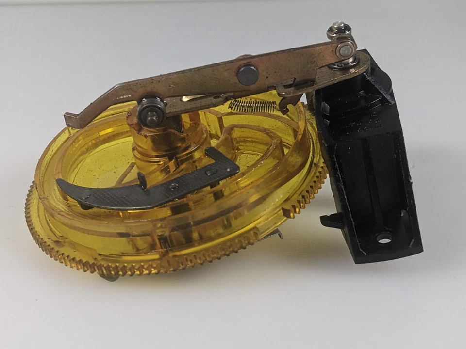 Piezas vintage Perpetuum Ebner PE 3048: engranaje, logotipo, carcasa, palancas, rueda loca y más Foto 3 de 4