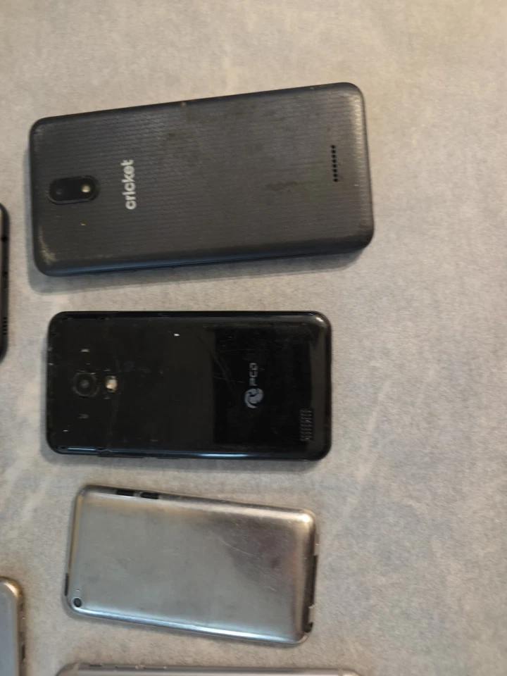 Lote de 12 Celulares para Peças ou Reparo Sem Carregadores, 6 iPhones e Mais - Imagem 4 de 4