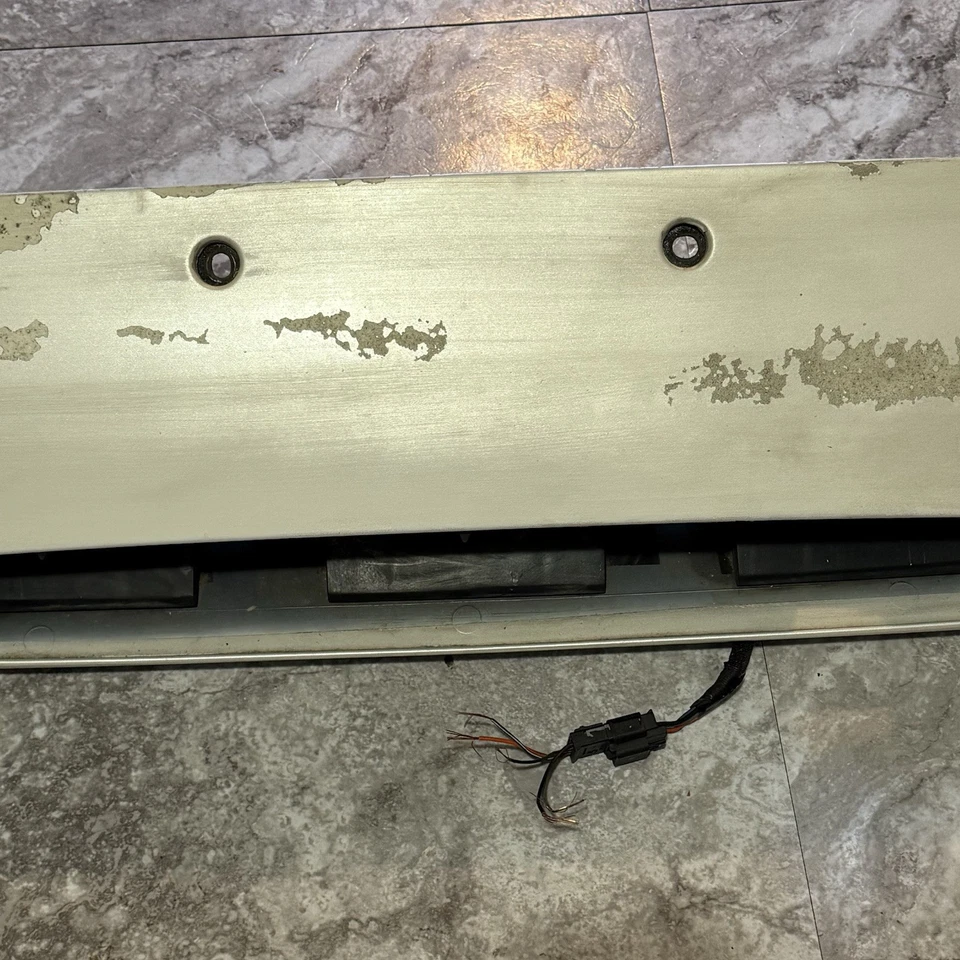 Luz de alerón Cadillac Escalade EXT 2002-2006 NO incluida Foto 3 de 4