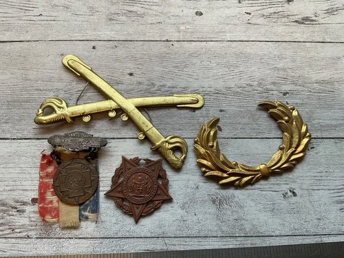 ORIGINAL SPAN AM WAR / CIVIL WAR VETERANS MEDALS / BADGES LOT