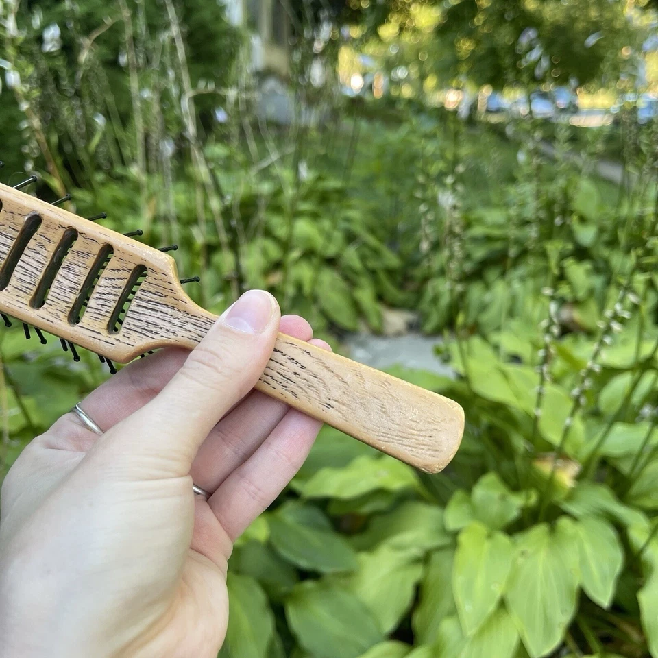 Cepillo de pelo secado por soplado ventilado desenredante de 7,5" de grano de madera usado de colección, hecho en EE. UU. Foto 4 de 4