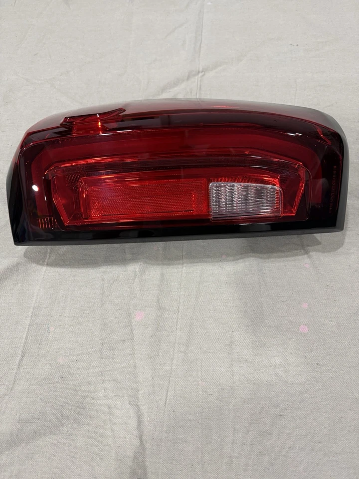 PASSENGER RT TAILLIGHT LAMP LED: 2020 - 2023 GMC SIERRA 2500HD/3500HD - Image 2 of 4