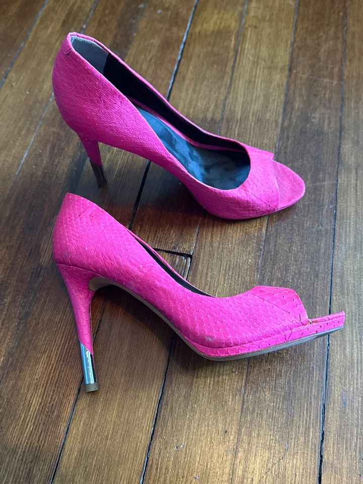Zapatos de salón Rachel Roy de cuero rosa neón de piel de serpiente Peeptor (talla 7) Foto 4 de 4