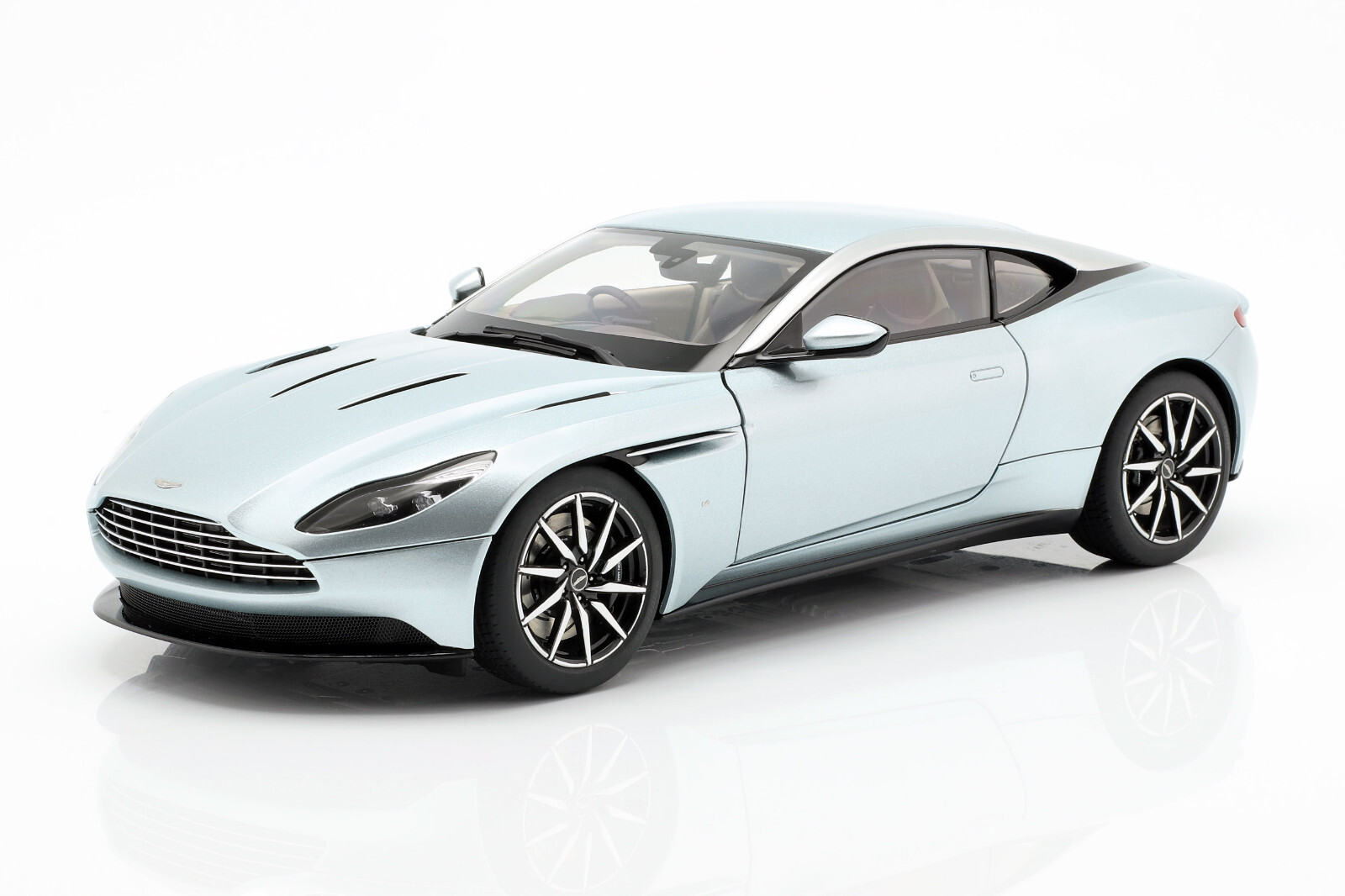 AUTOart Aston Martin DB11 Skyfall Silver 70267