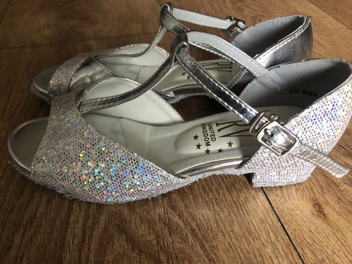 4 pairs of Girls Shoes sizes from uk 11-12. - Picture 14 of 16