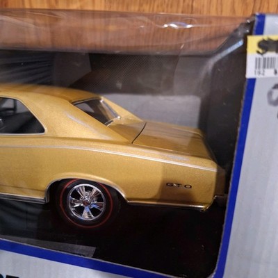 Welly 1966 Pontiac GTO Model Car 1:18 Scale Diecast Gold 2111 New