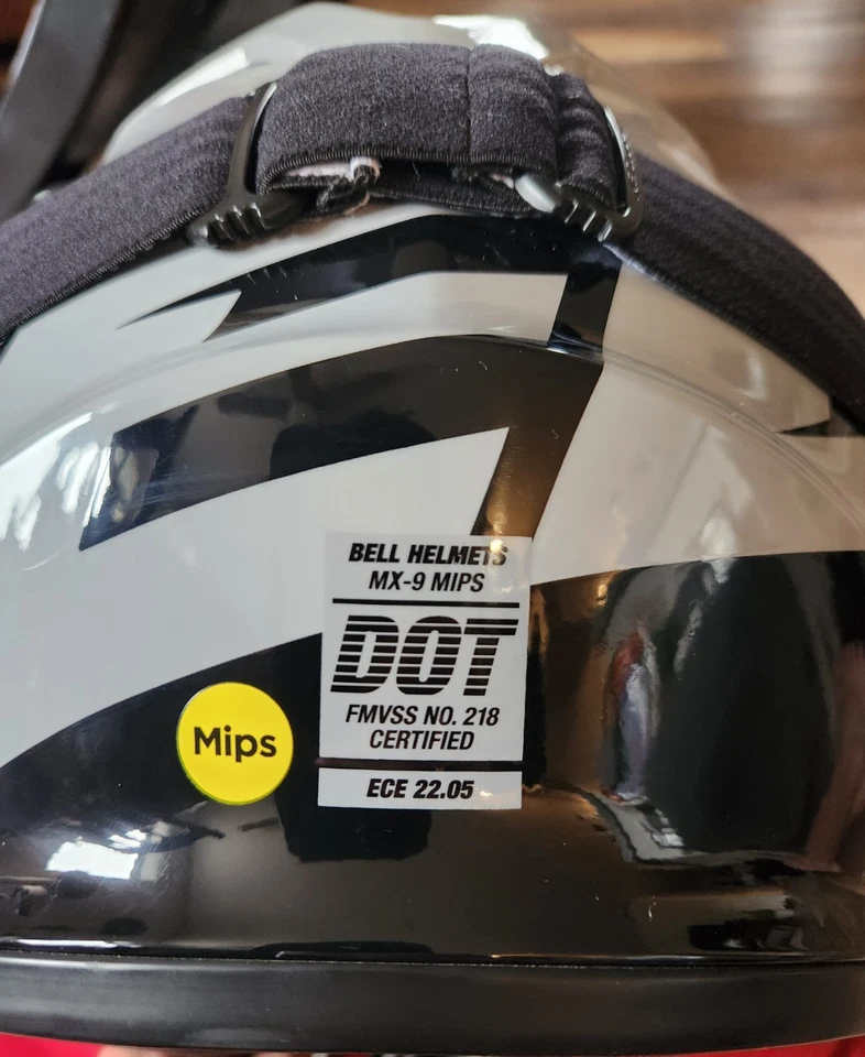 Casco Bell MX-9 MIPS Mx Talla GRANDE. Con gafas Okley Mx. Foto 3 de 4